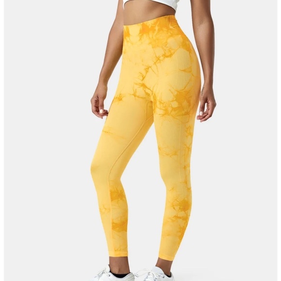 Halara seamless flow, super high waist, tie dye butt lifting leggings in yellow - Picture 3 of 10